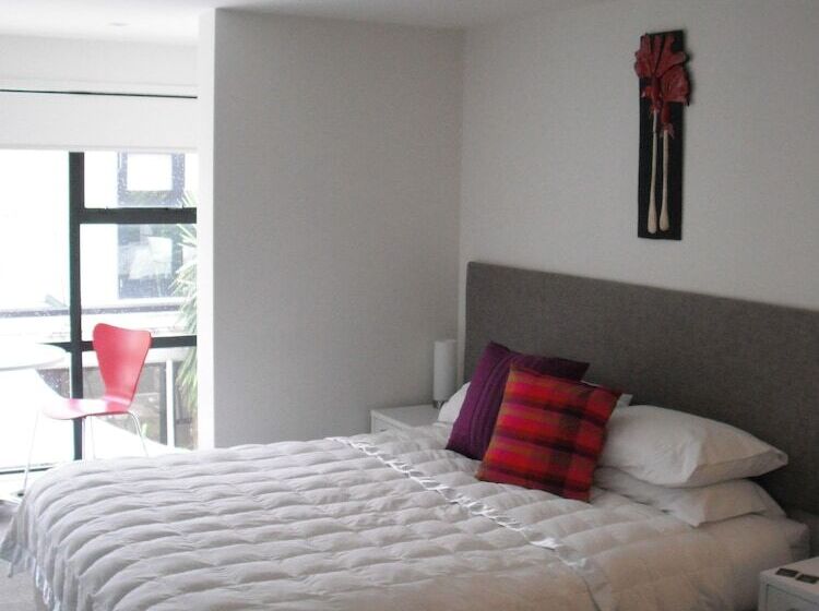 استودیوی استاندارد, The Devon Hotel A Heritage