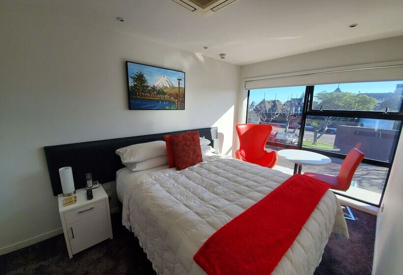 استودیوی استاندارد, The Devon Hotel A Heritage