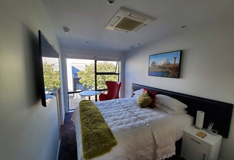 استودیوی استاندارد, The Devon Hotel A Heritage