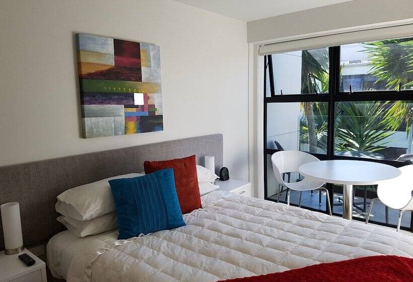 استودیوی استاندارد, The Devon Hotel A Heritage