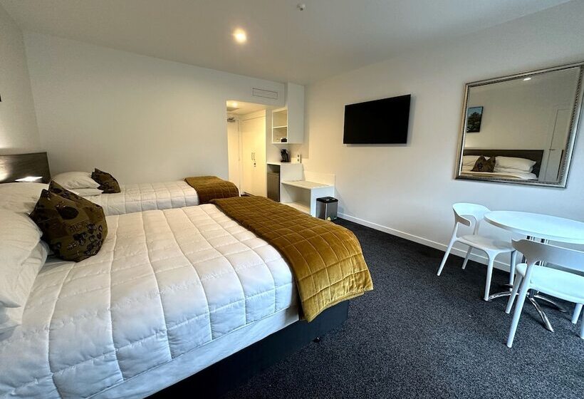 استودیوی استاندارد, The Devon Hotel A Heritage