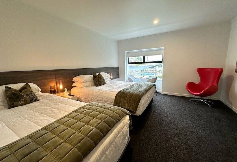 استودیوی استاندارد, The Devon Hotel A Heritage