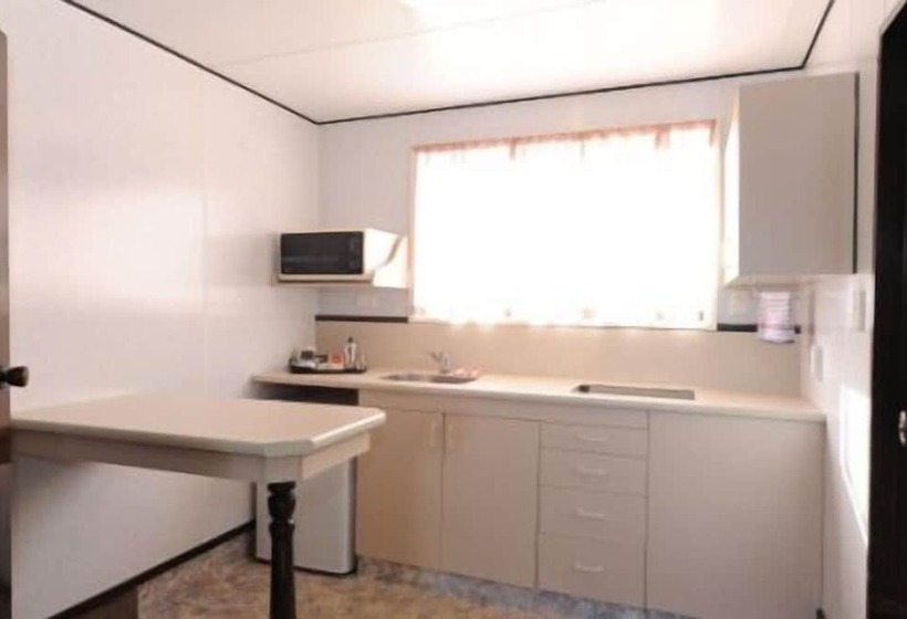 스탠다드 스튜디오, Alcala Motor Lodge
