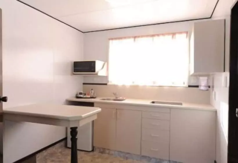 استودیوی استاندارد, Alcala Motor Lodge