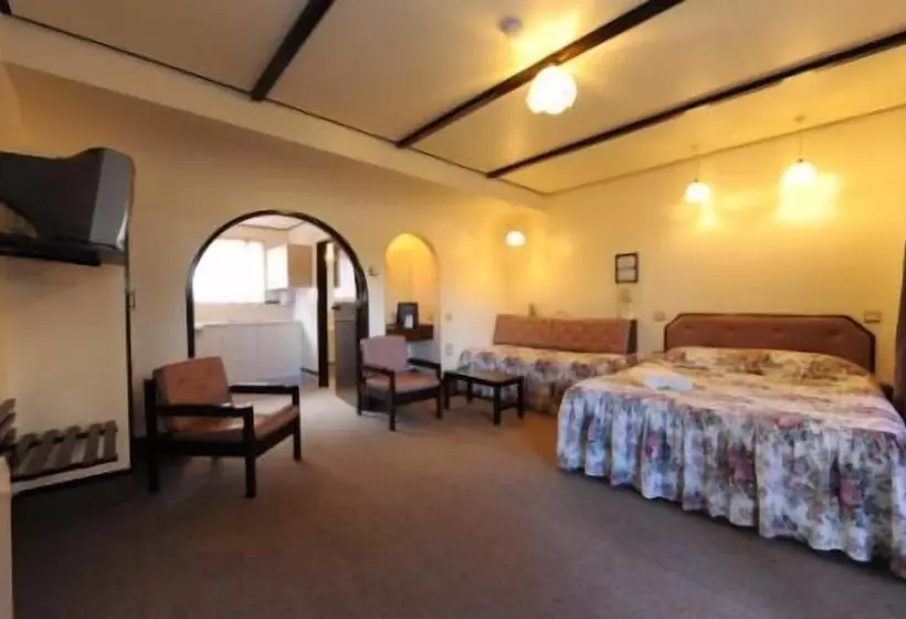 استودیوی استاندارد, Alcala Motor Lodge