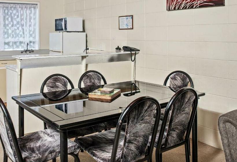 דירת שני חדרים, Tourist Court Motel