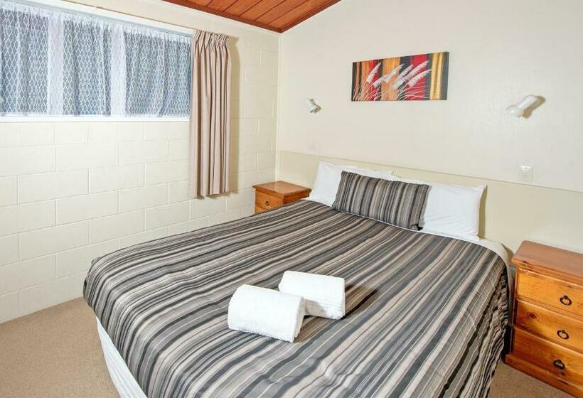 דירת שני חדרים, Tourist Court Motel