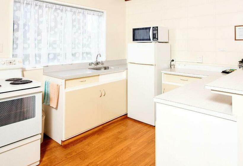 דירת שני חדרים, Tourist Court Motel