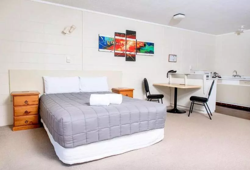 استودیوی استاندارد, Tourist Court Motel