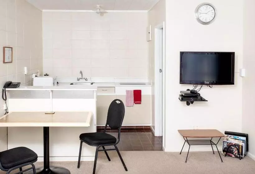 استودیوی استاندارد, Tourist Court Motel