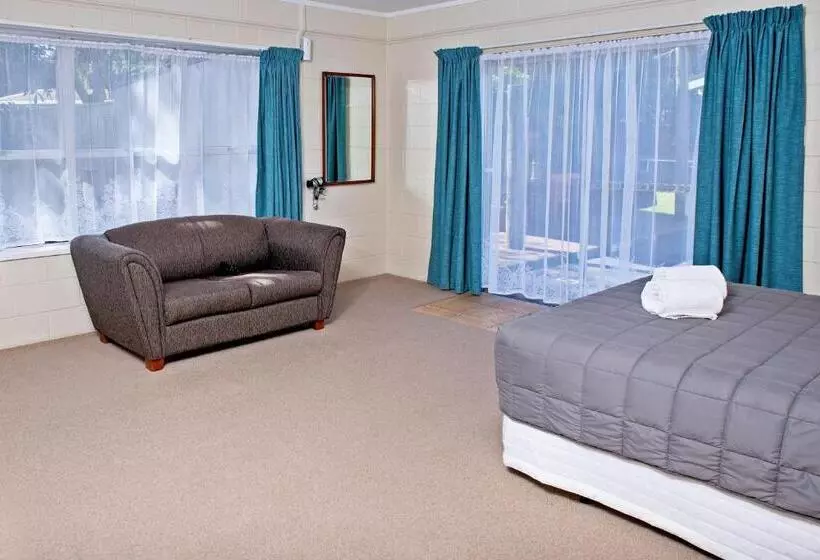 استودیوی استاندارد, Tourist Court Motel
