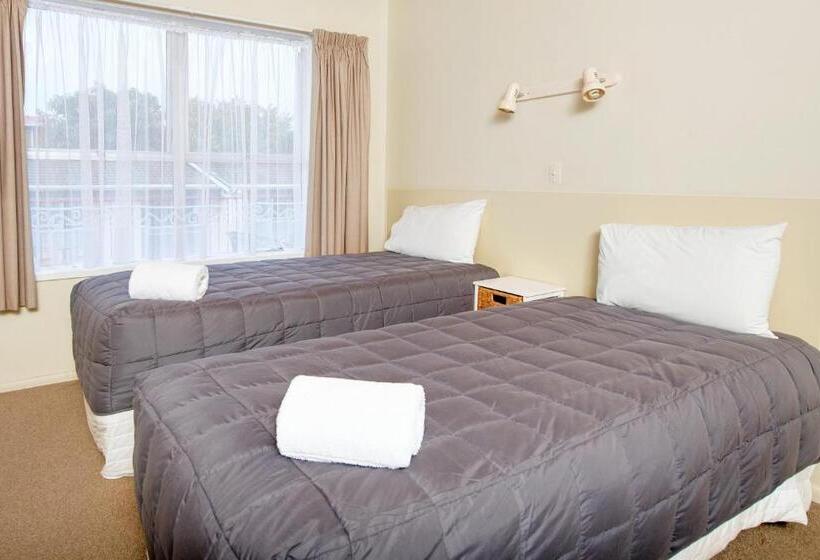 דירת חדר משפחתית, Tourist Court Motel