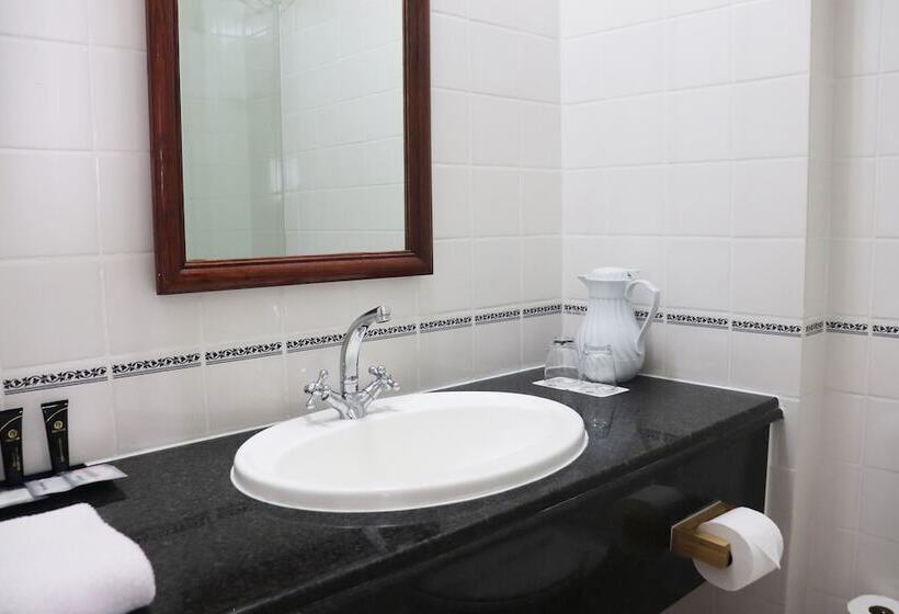 Номер Стандарт Вид на Море, The Balmoral   Halaal