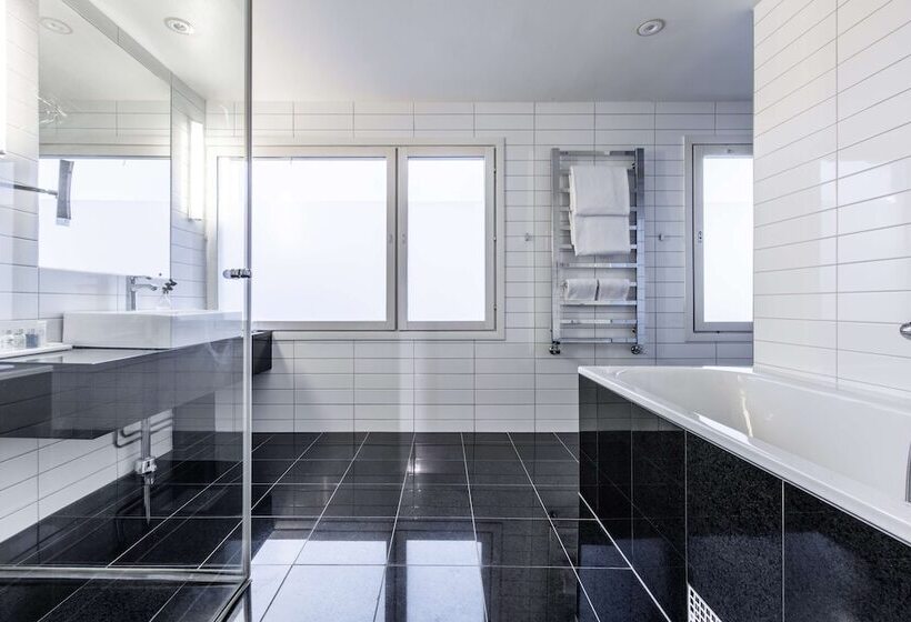 جناح جونيور, Radisson Blu Hotel Malmö