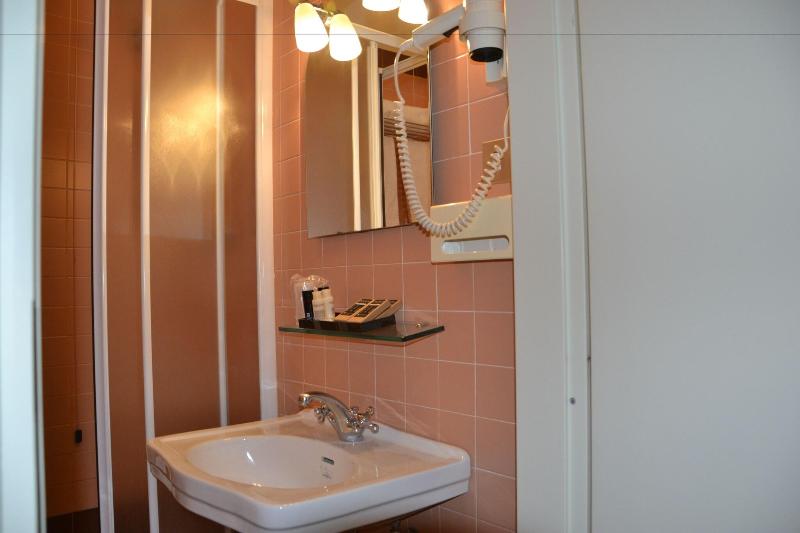 اتاق اکونومی, Titano