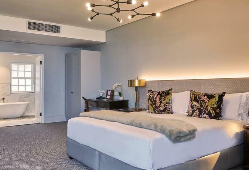 سوییت جونیور با چشمانداز دریا, The Winchester Hotel By Newmark