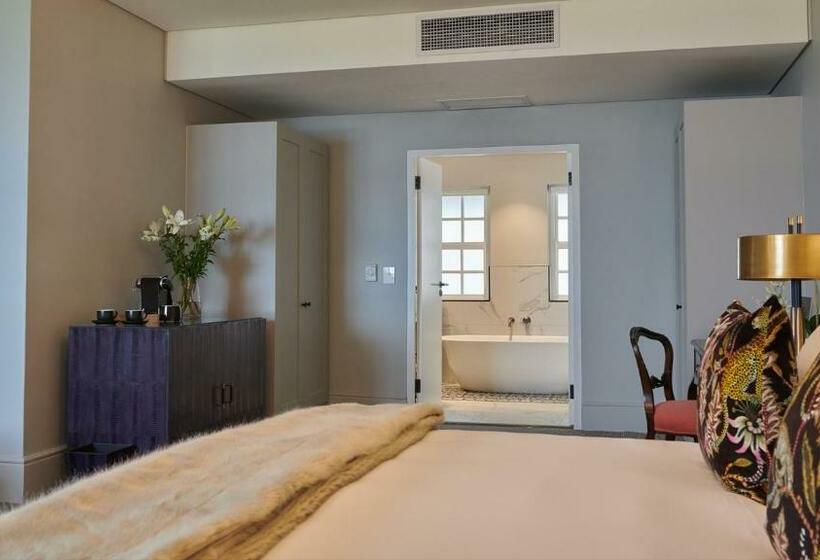 سوییت جونیور با چشمانداز دریا, The Winchester Hotel By Newmark