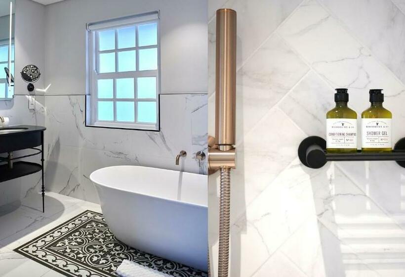 سوییت جونیور با چشمانداز دریا, The Winchester Hotel By Newmark