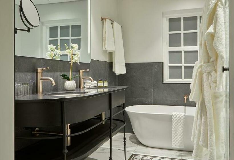 سوییت جونیور با چشمانداز دریا, The Winchester Hotel By Newmark