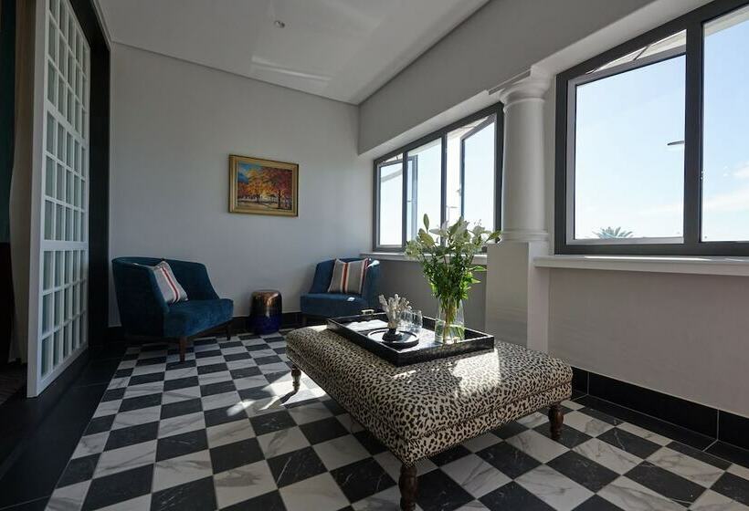 سوییت جونیور با چشمانداز دریا, The Winchester Hotel By Newmark