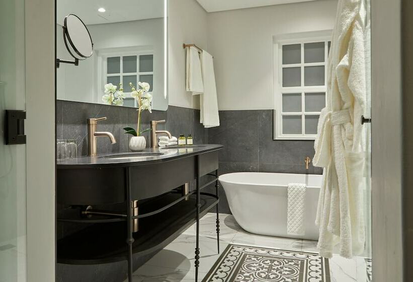 سوییت جونیور با چشمانداز دریا, The Winchester Hotel By Newmark