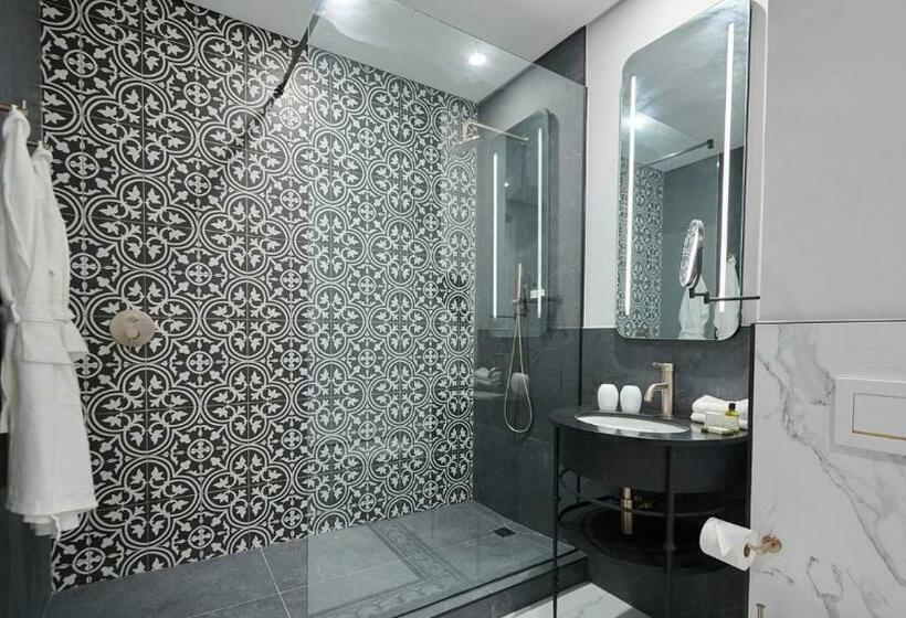 سوییت خانوادگی, The Winchester Hotel By Newmark