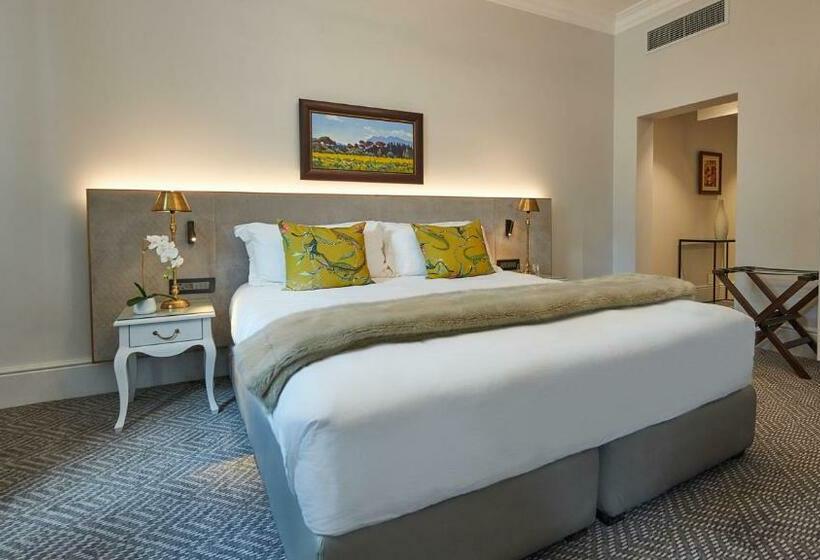 سوئیت جونیور با چشمانداز کوهستان, The Winchester Hotel By Newmark