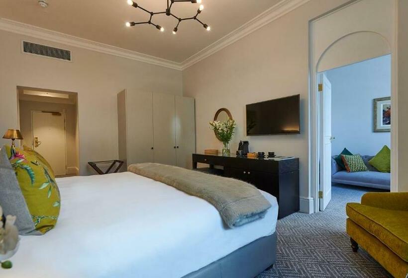 سوئیت جونیور با چشمانداز کوهستان, The Winchester Hotel By Newmark