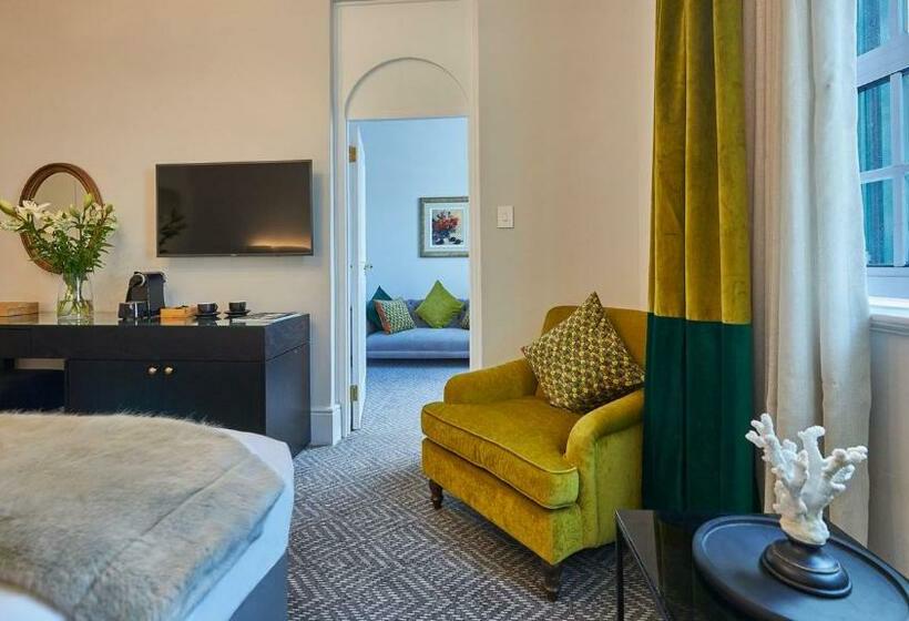 سوئیت جونیور با چشمانداز کوهستان, The Winchester Hotel By Newmark