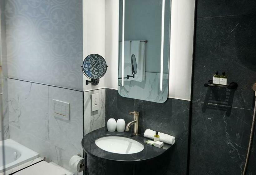 سوئیت جونیور با چشمانداز کوهستان, The Winchester Hotel By Newmark