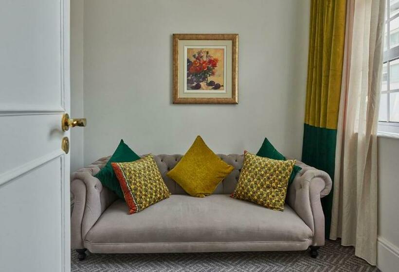 سوئیت جونیور با چشمانداز کوهستان, The Winchester Hotel By Newmark