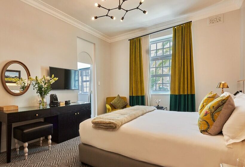 سوئیت جونیور با چشمانداز کوهستان, The Winchester Hotel By Newmark