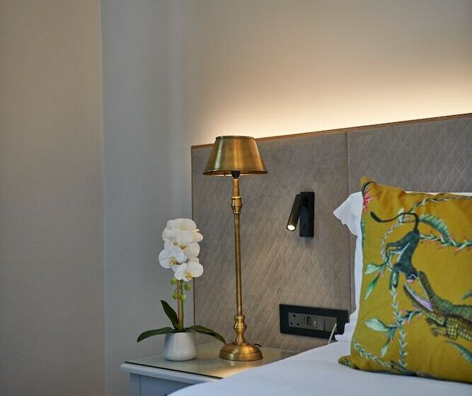 سوئیت جونیور با چشمانداز کوهستان, The Winchester Hotel By Newmark