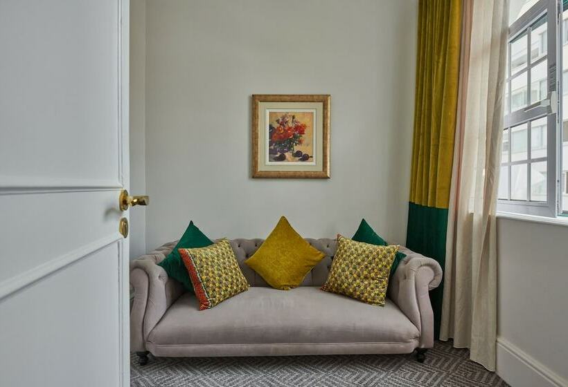 سوئیت جونیور با چشمانداز کوهستان, The Winchester Hotel By Newmark