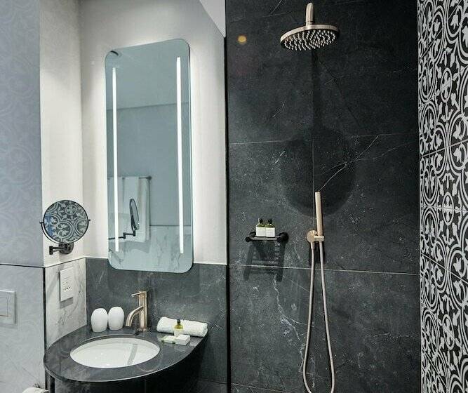 سوئیت جونیور با چشمانداز کوهستان, The Winchester Hotel By Newmark