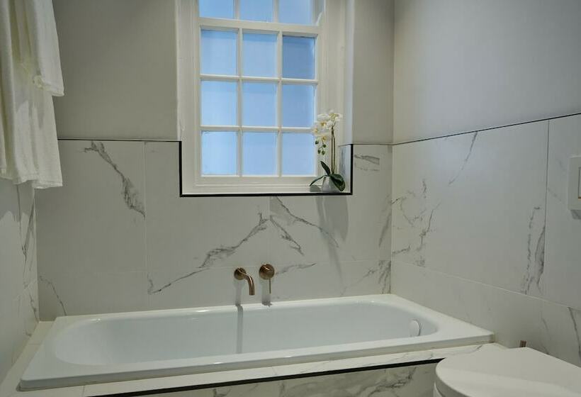 سوئیت جونیور با چشمانداز کوهستان, The Winchester Hotel By Newmark