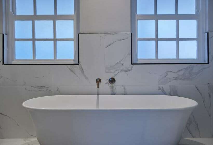 سوییت جونیور, The Winchester Hotel By Newmark