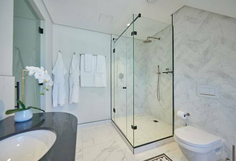 سوییت لوکس, The Winchester Hotel By Newmark