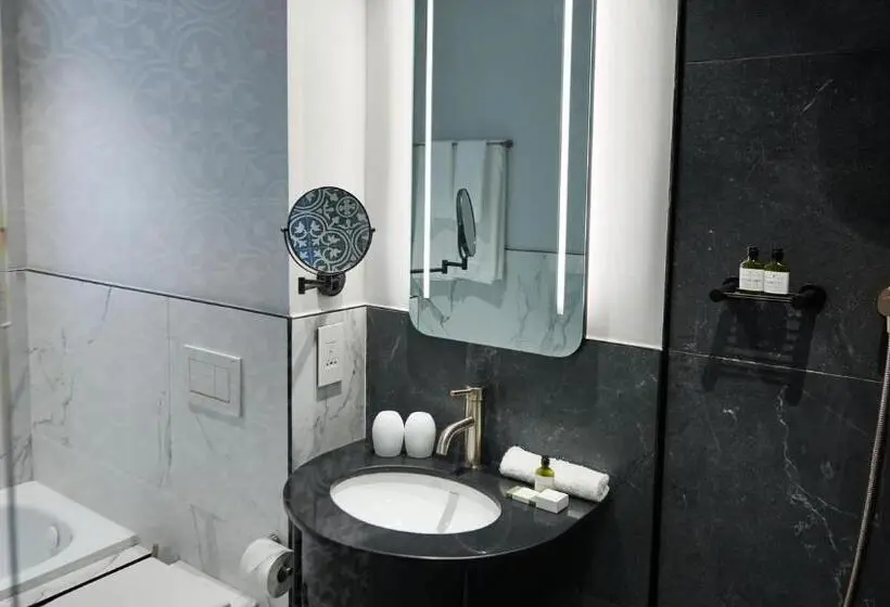 سوییت جونیور, The Winchester Hotel By Newmark