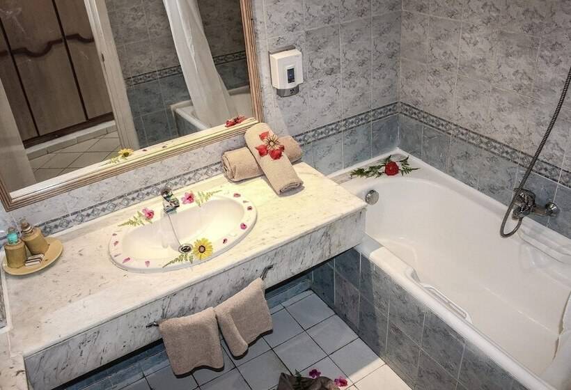 スタンダード４人部屋, Nesrine Hammamet