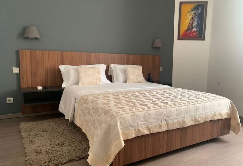 اتاق سوپریور, Nina