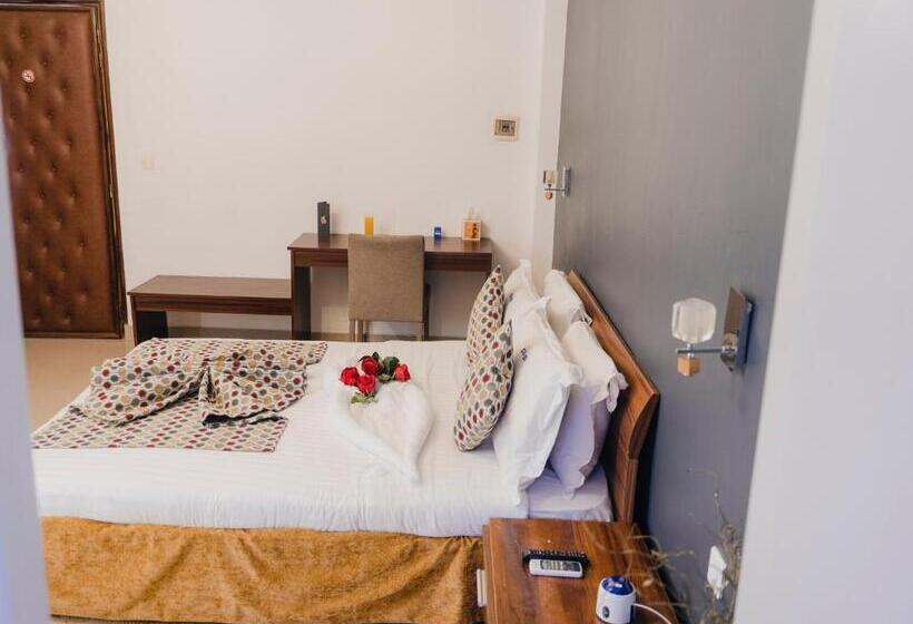 اتاق سوپریور, Nina