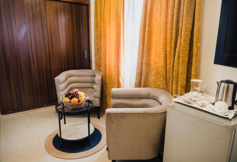 اتاق سوپریور, Nina