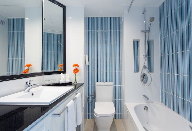 اتاق لوکس با چشمانداز استخر, The Bayview Hotel Pattaya