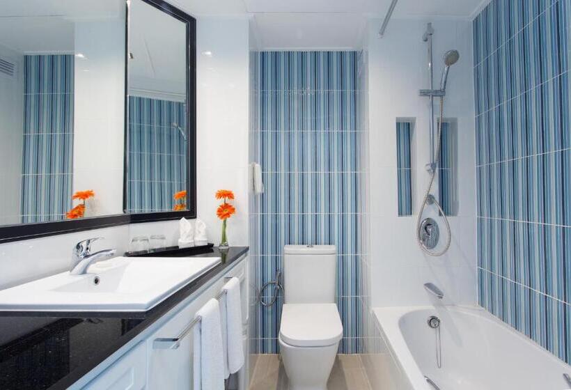 اتاق لوکس با چشمانداز استخر, The Bayview Hotel Pattaya