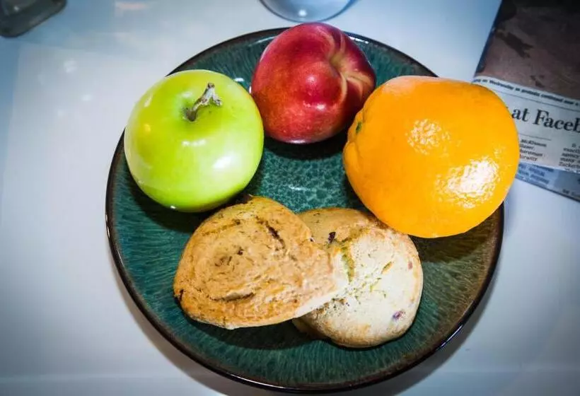 اتاق اجرایی با تخت بزرگ, Adelaide Inn