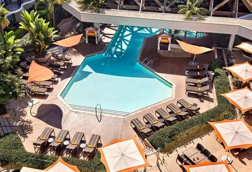 اتاق استاندارد با چشم‌انداز استخر, Anaheim Marriott