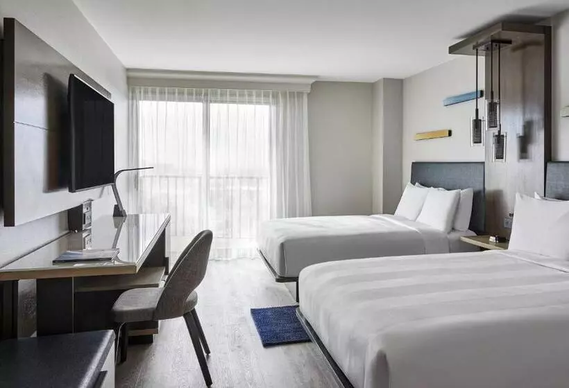اتاق استاندارد با چشم‌انداز استخر, Anaheim Marriott