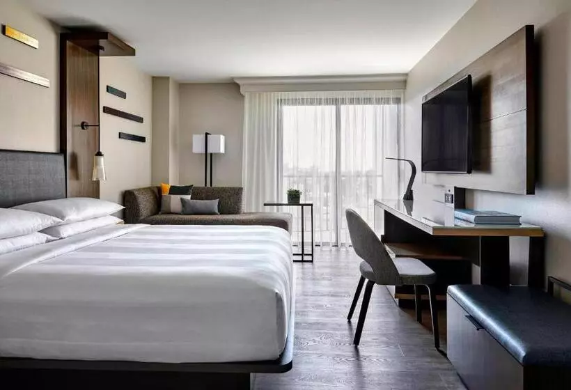 اتاق استاندارد با تخت بزرگ برای معلولان, Anaheim Marriott