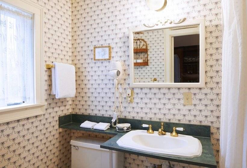 اتاق با نمای کوهستان کلاسیک, Apple Tree Inn